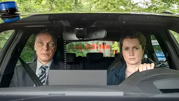 Peter Schnabel (Martin Brambach) und Leonie Winkler (Cornelia Gröschel) sitzen im Auto. - Foto: © MDR/MadeFor Film/Steffen Junghans Peter Schnabel (Martin Brambach) und Leonie Winkler (Cornelia Gröschel) sitzen im Auto. - Foto: © MDR/MadeFor Film/Steffen Junghans