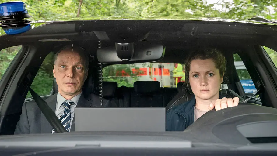 Die Zwangspause für den Dresden-„Tatort“ ist nur eine von vielen Sparmaßnahmen. Peter Schnabel (Martin Brambach) und Leonie Winkler (Cornelia Gröschel) sitzen im Auto.