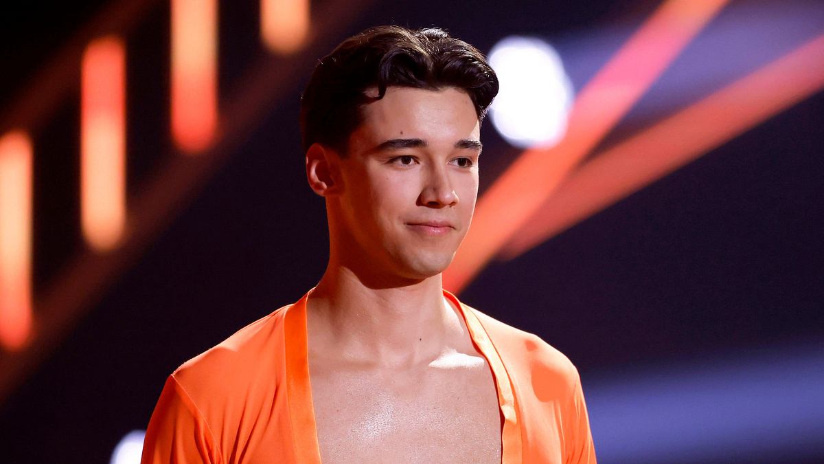 Diego Pooth in einem orangenen Hemd bei „Let’s Dance“