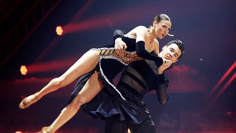 Diego Pooth wirbelt bei „Let’s Dance“ eine angestrengt schauende Ekaterina Leonova durch die Luft - Foto:  IMAGO / Future Image