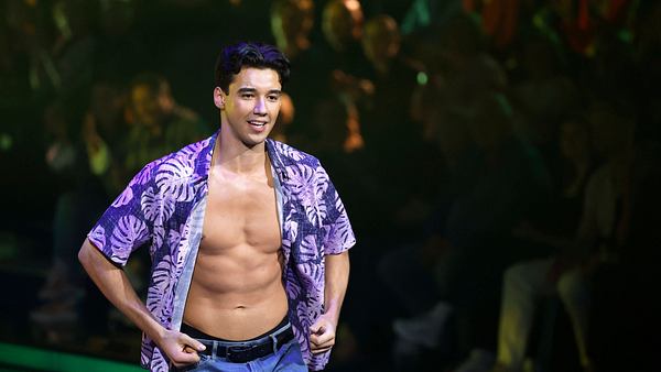 Diego Pooth posiert mit offenem Hemd und präsentiert seinen Sixpack - Foto:  IMAGO / Panama Pictures