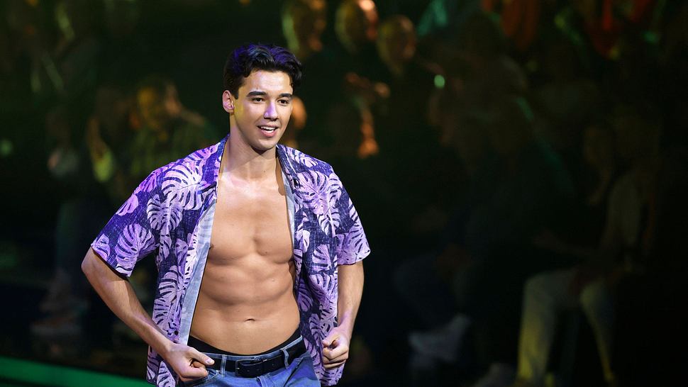 Diego Pooth posiert mit offenem Hemd und präsentiert seinen Sixpack - Foto:  IMAGO / Panama Pictures