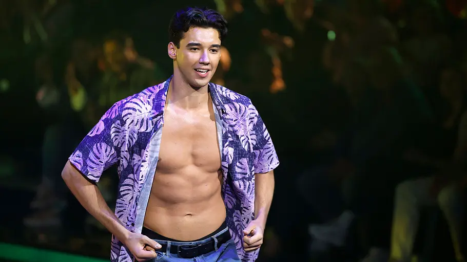 Diego Pooth posiert mit offenem Hemd und präsentiert seinen Sixpack