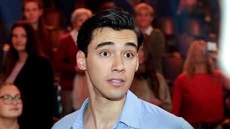 Diego Pooth, bekleidet mit einem blauen Hemd, schaut mit aufgerissenen Augen in die Kamera - Foto: Imago/Future Image
