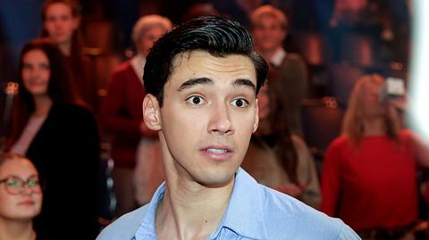 Diego Pooth, bekleidet mit einem blauen Hemd, schaut mit aufgerissenen Augen in die Kamera - Foto: Imago/Future Image