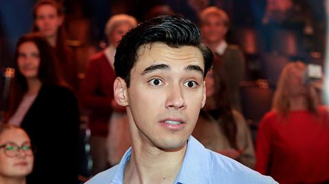 Diego Pooth, bekleidet mit einem blauen Hemd, schaut mit aufgerissenen Augen in die Kamera - Foto: Imago/Future Image