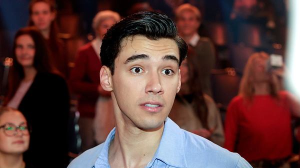 Diego Pooth, bekleidet mit einem blauen Hemd, schaut mit aufgerissenen Augen in die Kamera - Foto: Imago/Future Image