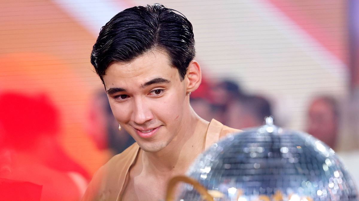 Diegp Pooth hat einen weiteren Karriereschritt gemacht. Diego Pooth lächelnd vor dem Let's Dance-Pokal.
