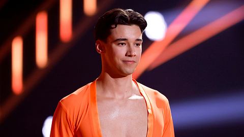 Diego Pooth in einem orangenen Hemd bei Lets Dance - Foto: IMAGO / Panama Pictures