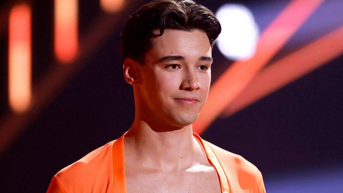 Diego Pooth bei „Let’s Dance“ Doego Pooth lächelt leicht und schaut in die ferne