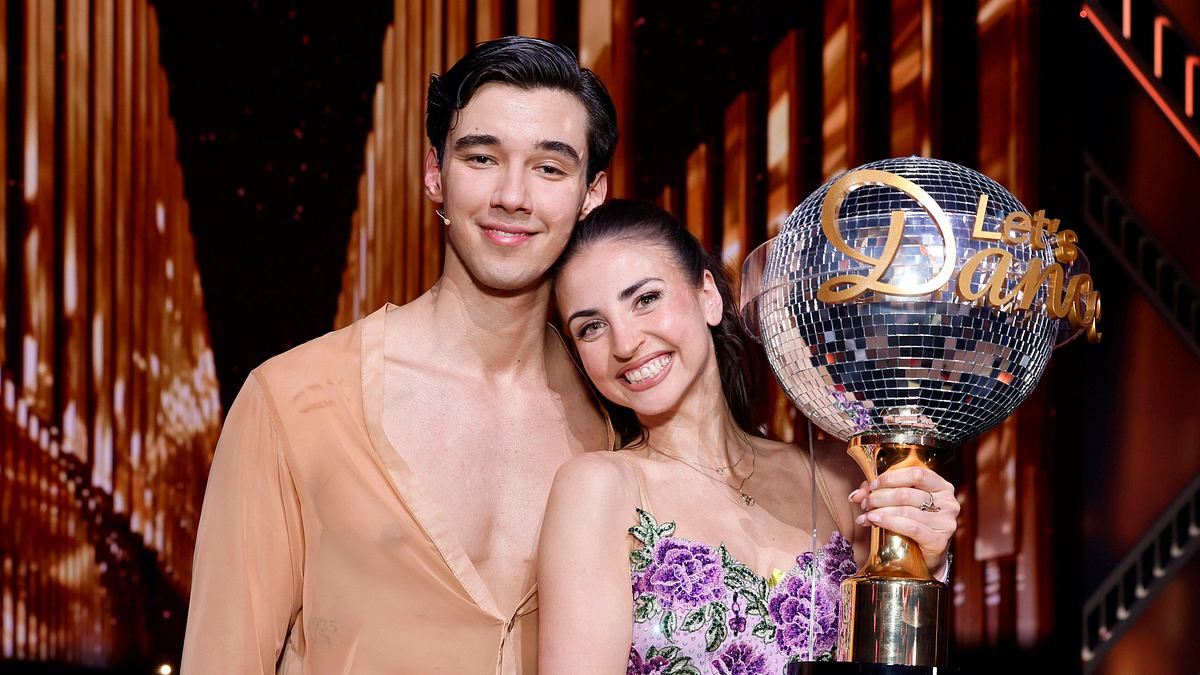 Diego Pooth und Ekaterina Leonova posieren nach dem Sieg bei Let's Dance mit ihrem Pokal.