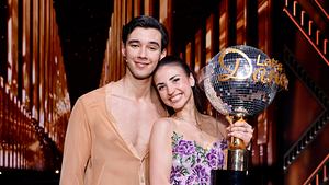 Diego Pooth und Ekaterina Leonova posieren nach dem Sieg bei Lets Dance mit ihrem Pokal. - Foto:  IMAGO / Panama Pictures