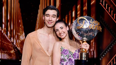 Diego Pooth und Ekaterina Leonova posieren nach dem Sieg bei Lets Dance mit ihrem Pokal. - Foto:  IMAGO / Panama Pictures