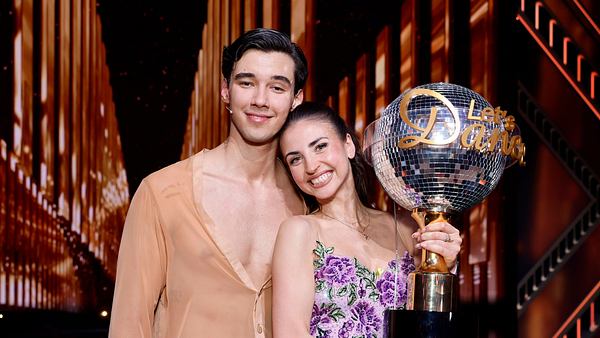 Diego Pooth und Ekaterina Leonova posieren nach dem Sieg bei Lets Dance mit ihrem Pokal. - Foto:  IMAGO / Panama Pictures