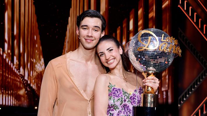 Diego Pooth und Ekaterina Leonova posieren nach dem Sieg bei Lets Dance mit ihrem Pokal. - Foto:  IMAGO / Panama Pictures