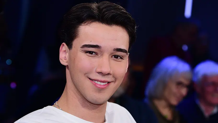 Diego Pooth bei der „NDR Talk Show“ Diego Pooth sitzt als Gast in der „NDR Talk Show“ und lächelt in die Kamera