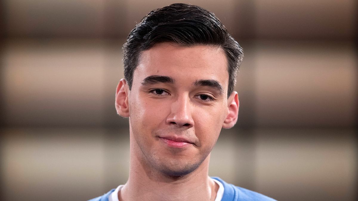 Diego Pooth über schwere Let's Dance“-Zeit Diego Pooth schaut im blauen Pulli leicht genervt in die Kamera