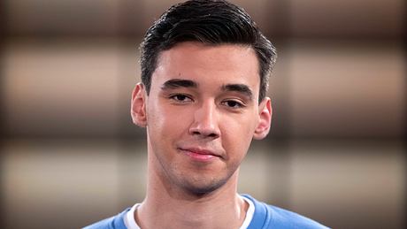 Diego Pooth schaut im blauen Pulli leicht genervt in die Kamera - Foto: IMAGO / Rainer Unkel