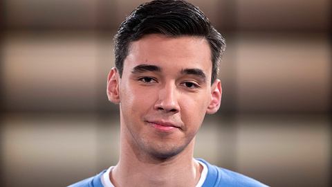 Diego Pooth schaut im blauen Pulli leicht genervt in die Kamera - Foto: IMAGO / Rainer Unkel