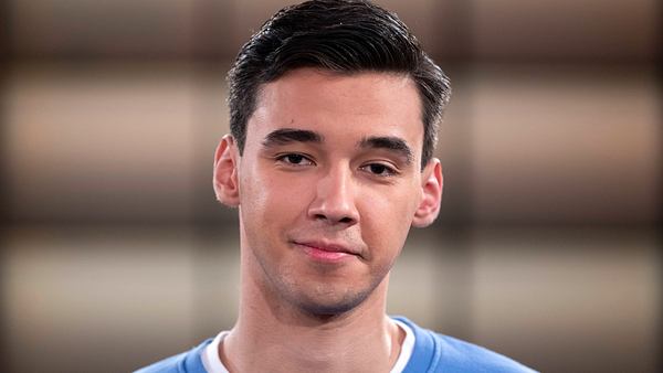 Diego Pooth schaut im blauen Pulli leicht genervt in die Kamera - Foto: IMAGO / Rainer Unkel