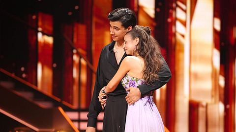 Diego Pooth und Ekat liegen sich weinend in den Armen - Foto: Foto: RTL / Stefan Gregorowius