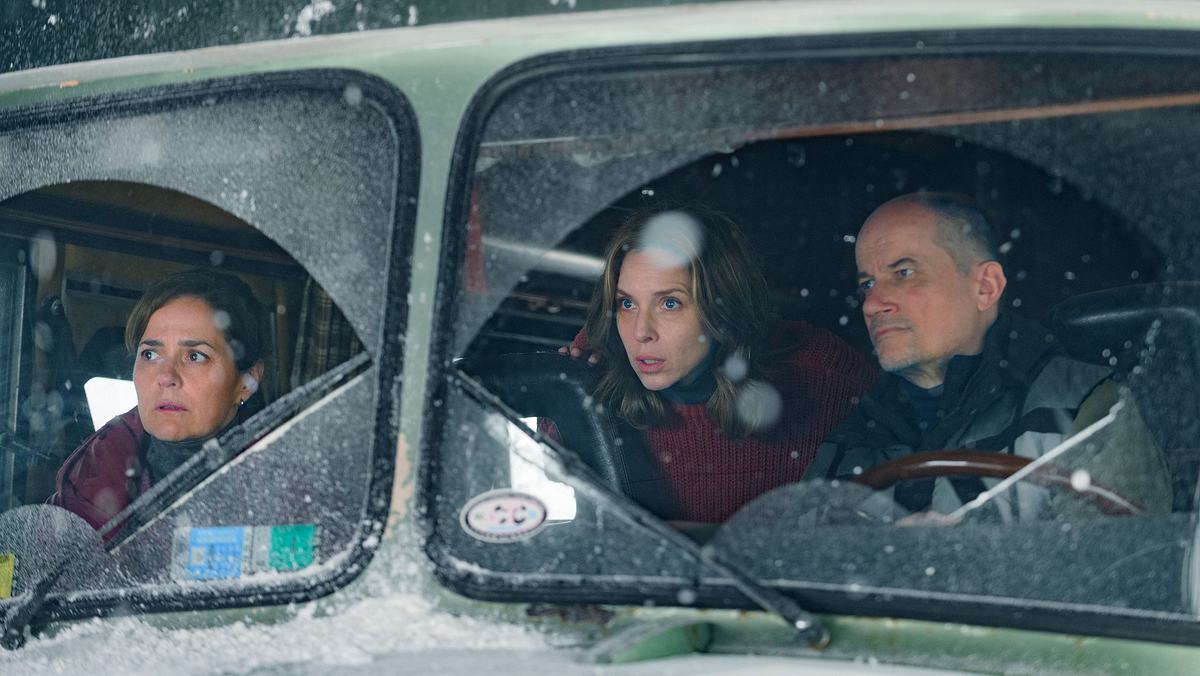 Eternautra Eternautra: Drei Figuren der Serie sitzen in einem Van und wollen dem Schnee entkommen