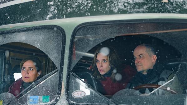 Eternautra: Drei Figuren der Serie sitzen in einem Van und wollen dem Schnee entkommen - Foto: Marcos Ludevid / Netflix 2024
