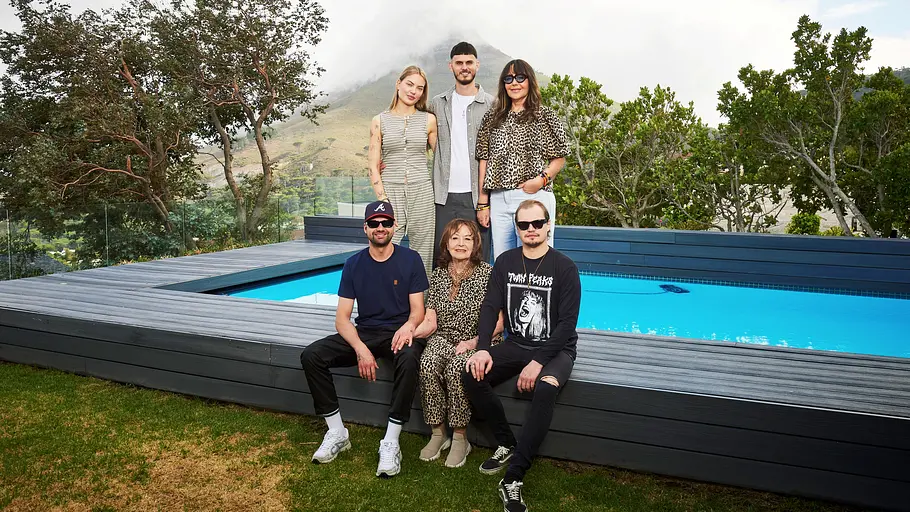 „Diese Ochsenknechts“ Familie Ochsenknecht sitzt vor einem Pool.