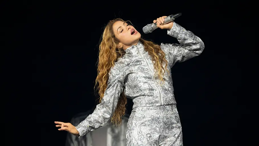 Shakira Shakira singt und legt dabei ihren Kopf nach hinten.