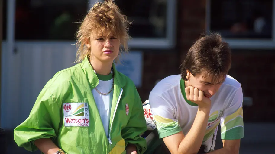 Dieses Bild aus dem Jahr 1989 ist eines der wenigen Fotos, die öffentlich von Corinna Schumacher und Heinz-Harald Frentzen zur Zeit ihrer Partnerschaft existieren. Corinna Schumacher trägt eine grüne Jacke. Neben ihr stützt Heinz-Harald Frentzen das Kinn auf seine Hand und blickt nach unten.