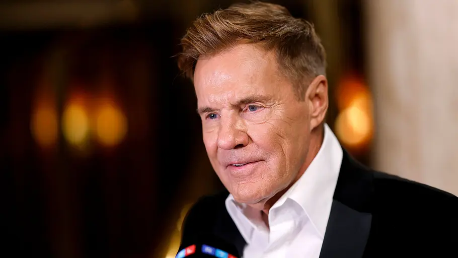 DSDS-Juror Dieter Bohlen Dieter Bohlen redet in ein RTL-Mikrofon am roten Teppich