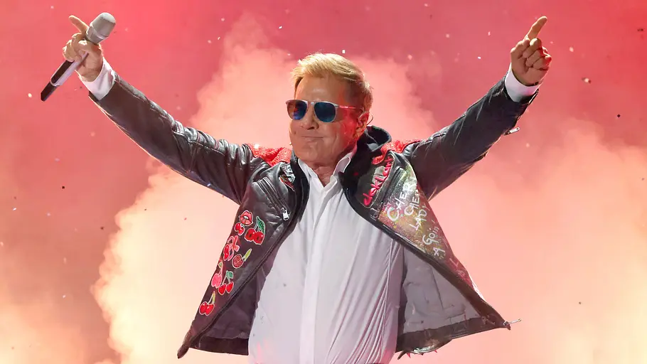 Dieter Bohlen hatte am Samstag einen richtig guten Abend. Dieter Bohlen beim Auftritt. Beide Arme nach oben gestreckt, ein Mikro in der Hand.