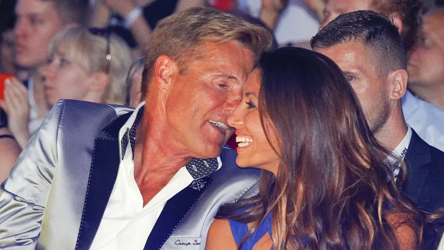 Dieter Bohlen heiratet Carina Walz Dieter Bohlen flüstert der lachenden Carina Walz etwas ins Ohr. Jetzt sind sie verheiratet.