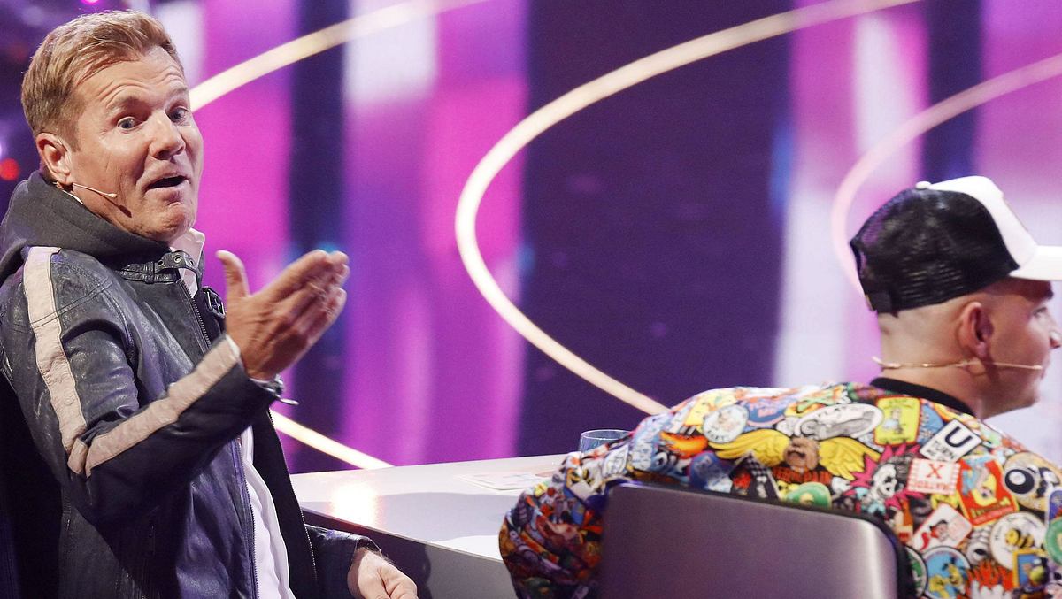 Dieter Bohlen mit verwunderter Miene neben Pietro Lombardi am Jurypult.