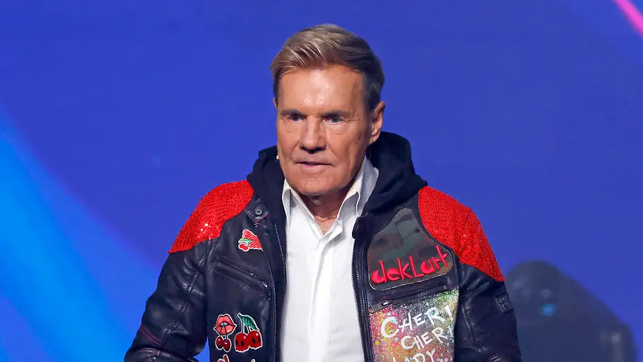 Dieter Bohlen ausfällig Dieter Bohlen steht bei DSDS auf der Bühne und schaut fassungslos aus der Wäsche.