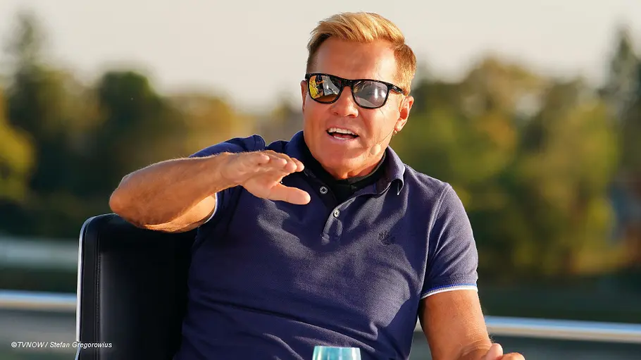 Dieter Bohlen DSDS-Vorwürfe Dieter Bohlen sitzt mit Sonnenbrille am DSDS-Jurypult und gestikuliert.