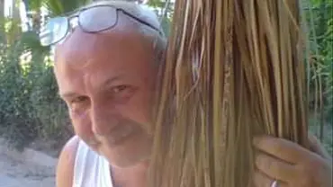 Dieter Wollny heute: Ein privates Foto zeigt ihn im Urlaub hinter einem Baum mit Schnazer, kurzen grauen Haaren und Brille auf dem Kopf. - Foto: Bild: Privat (Nutzungsrechte exklusiv für TVMovie.de) Dieter Wollny heute: Ein privates Foto zeigt ihn im Urlaub hinter einem Baum mit Schnazer, kurzen grauen Haaren und Brille auf dem Kopf. - Foto: Bild: Privat (Nutzungsrechte exklusiv für TVMovie.de)