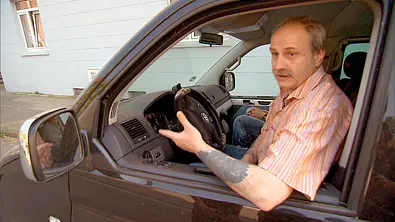 Dieter Wollny in seinem Auto, als er noch in der RTL2-Seundung Die Wollnys mitspielte.  - Foto: RTL2