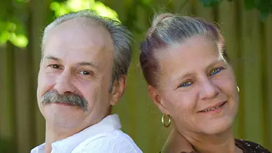 Dieter Wollny und Silvia Wollny stehen Rücken an Rücken. - Foto: RTL2