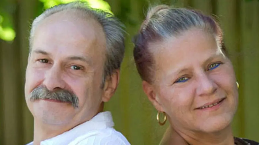 Dieter Wollny und Silvia Wollny stehen Rücken an Rücken.