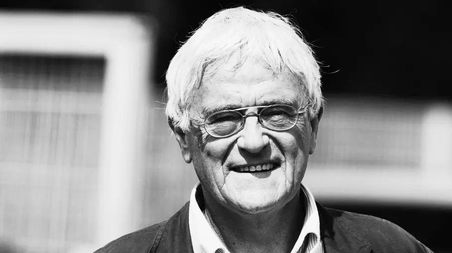 Dietmar Schott Schwarz-Weiß-Porträt von Dietmar Schott mit weißen Haaren und Brille.