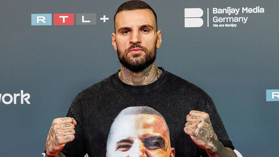 Diogo Sangre Diogo Sangre hebt die Fäuste und schaut ernst.