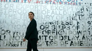 Szene aus Diplomatische Beziehungen Staffel 3 mit Kate Wyler - Foto: Netlix / Liam Daniel Szene aus Diplomatische Beziehungen Staffel 3 mit Kate Wyler - Foto: Netlix / Liam Daniel