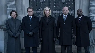 Das Cast von Diplomatische Beziehungen Staffel 3 steht nebeneinander in einem Szenenbild - Foto: Netflix
