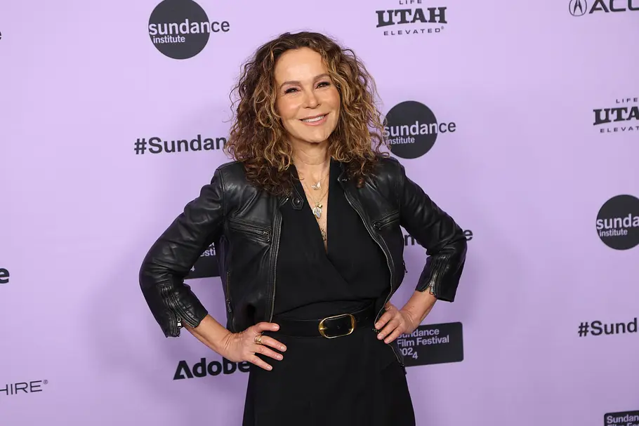 Fans dürfen sich auf eine emotionale Rückkehr in die Welt von „Dirty Dancing“ freuen. Jennifer Grey hat bestätigt, dass die geplante Fortsetzung nicht nur viel Tanz und Musik, sondern auch Leidenschaft versprechen soll – und bringt sogar einen möglichen Superstar ins Spiel. Jennifer Grey schaut lächelnd in die Kamera