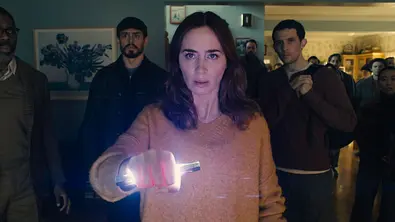 Emily Blunt, Josh OConnor & Co. sind in Disclosre Day in einem Haus. - Foto: Universal Studios. All Rights Reserved. Emily Blunt, Josh OConnor & Co. sind in Disclosre Day in einem Haus. - Foto: Universal Studios. All Rights Reserved.