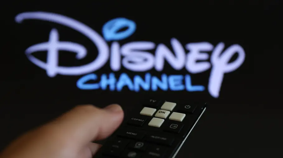 Disney Channel Log Man sieht das Logo des Disney Channel und eine Fernbedienung.