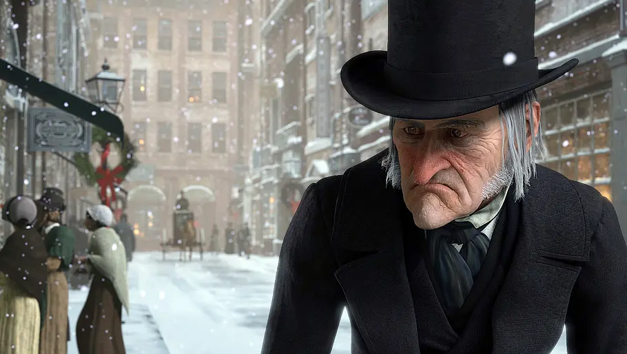 Der geizige und verbitterte Geldverleiher Ebenezer Scrooge läuft eine verschneite Londoner Straße entlang.