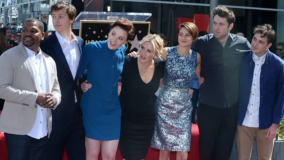 „Divergent“-Cast und -Autorin „Divergent“-Cast Mekhi Phifer, Ansel Elgort, Autorin Veronica Roth, Kate Winslet, Shailene Woodley, Christian Madsen und Ben Lloyd-Hughes auf dem roten Teppich.