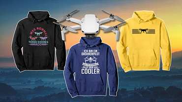 Drei Hoodies mit Drohnen-Aufdruck und eine DJI Drohne vor einem Hintergrund mit Sonnenuntergang - Foto: TVM/PR
